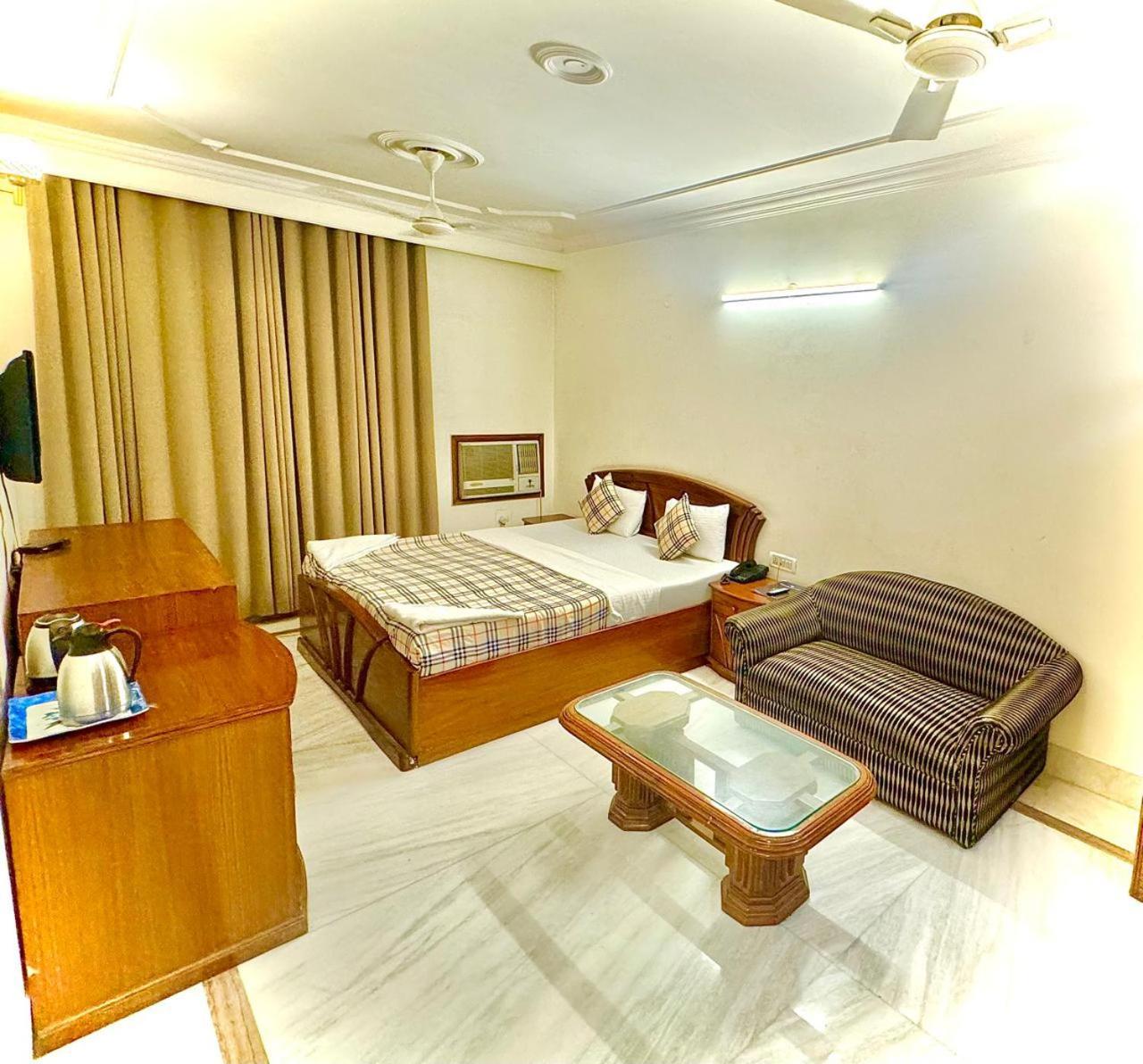 Hotel Pablas International, New Delhi, Near Metro Exterior photo